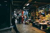 Menyaksikan Penjual Pasar bersiap-siap pada Minggu Subuh.