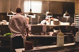 Sin trabajadores y con vacantes en el aire: los restaurantes apuestan por la tecnología