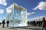 Bordeaux sous le Choc : IceFamily dévoile un glaçon géant en plein cœur de la ville