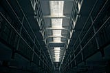 Una prisión por dentro que muestra las celdas en fila distribuidas en 3 pisos todas pequeñas e iguales
