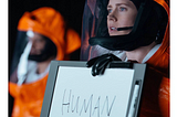 Escena de Arrival. Amy Adams aprende cómo comunicarse con aliens.