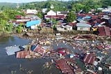 Moments of Amurang Minahasa Beach Abrasion, 15 Houses Collapses into the Sea