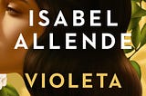 Capa do livro Violeta, com o título em amarelo, o nome da autora Isabel Allende em branco, ambos bem grandes. Por trás, uma pintura. Ao longe, flores brancas no fundo amarelo. Em primeiro plano um perfil cortado de uma mulher de pele morena clara e cabelos escuros levemente ondulados.