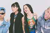 De izquierda a derecha, Jops de Zona Infame, Andrea Martinez, Asmir Young y Klibe de Zona Infame divirtiéndose durante la grabación del videoclip de “BENDITA MI SUERTE”.