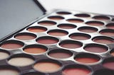 Daftar Eyeshadow Palette Netral yang Bisa Level-Up Makeup Naturalmu