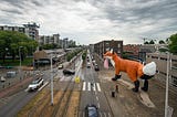 2020年荷蘭鹿特丹設計景點：穿梭城市叼著粉紅塑膠袋的巨大狐狸，黃色小鴨霍夫曼Florentijn Hofman新創作！