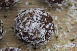 Boules d’énergie de chanvre au cacao et aux dattes