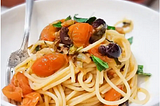 Spaghetti with fresh tomato and olives