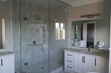 How much does an interior designer cost to remodel a bathroom?