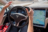 Tesla revela como navega o carro sem motorista