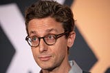 Close of Jonah Peretti — white man, with a thin face, thick-rimmed glasses and short hair —, founder of BuzzFeed.