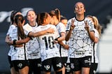 Corinthians se classifica a semifinal com goleada