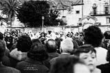 Lancio di uova verso i fascisti di Cinisi in maschera a Cinisi nel 1976