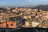 (Foto de Sandro Marsiglietti: Perugia, Colle di Porta Sole{1}. [Panorama de Borgo S. Angelo com o Palazzo Gallenga em primeiro plano e o convento franciscano de Monteripido ao fundo] via flickr).