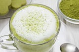 Matcha latte o té verde con leche