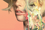 Imagem que mostra parte do rosto da cantora Lady Gaga. O rosto dela aqui aparece com alguns grafismos, em forma de colagem digital. Tais grafismos são coloridos, e apresentam efeitos visuais de listras, folhas e flores.