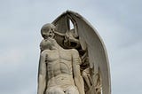 Foto del «Beso de la muerte» en el Cementiri del Poblenou. El ángel que representa la muerte besa a un hombre muerto. Es anatómicamente detallado pero tiene una cierta ternura, sensualidad.