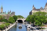 Soixante Nouveaux Canadiens Prêtent Serment lors d’une Cérémonie à Ottawa