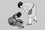 Una mujer esta agarrando de las patas a una gallina, la cual a su ves, esta siendo engullida por una serpiente boa constrictor