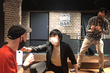大声で笑おう：東京コメディバーで即興を練習するメリット