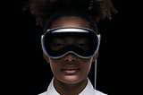 Apple Vision Pro indossato da una donna