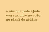 Tem uma mãe — pelo menos suponho que seja, afinal a responsável pela criança sempre é a mãe.