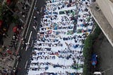 《联合报》严禁聚众上街集会的大陆「默许」回教徒占据上海街头