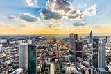 Blick vom Frankfurter Maintower (Symbolbild): Das Immobilienneugeschäft zieht an. Bildquelle: © PantherMedia / meinzahn