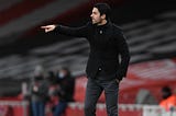 Mikel Arteta giving instructions