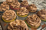 How to make Vanilla Cupcakes with a Chocolate Buttercream Frosting 🧁