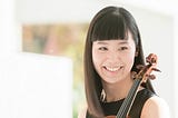 筆者の宣材写真（ドレスで楽器を持って笑顔）