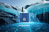 Ein blauer IoT-Datenlogger vom Typ SMARTbox von PSsystec steht im Vordergrund eines Gletschers, aus dem klares Schmelzwasser in einen Fluss strömt. Feine digitale Linien symbolisieren die Überwachung und Vernetzung des Wassers über Sensorik. Das Bild visualisiert die Verbindung von Natur und Technologie zum Weltwassertag 2025.