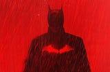 Imagem do Batman como uma silhueta escura no fundo vermelho e o logo vermelho do morcego no seu peito. Parece estar caindo uma forte chuva.