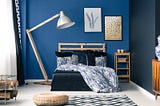Granatowa sypialnia — jak stworzyć eleganckie i spokojne wnętrze?