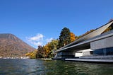 日建設計山梨らによる日光、中禅寺湖畔にある水際でのひと時を楽しむためのゲストハウス「On The Water」