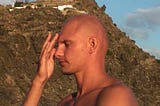 Breatheology — Stig Severinsen touching his forehead and activating his 3rd eye