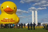 O pato da Fiesp cobra a fatura pelo apoio ao impeachment
