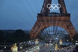 Imagem da Torre Eiffel durante a cerimônia de abertura das Olimpíadas de Paris 2024