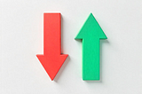 Red down arrow and green up arrow symbolising Coinbase’s stock decline and Robinhood’s rise, reflecting a bearish outlook on COIN.