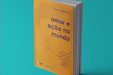 Livro de capa laranja em fundo azul claro, na capa do livro se lê “elissa gabriela”, na parte superior, e o título, em letras maiores “amor e ação no mundo”. Logo abaixo, em letras menores, se encontra o subtítulo “a formação teológica do espaço público em hannah arendt e agostinho”. Uma silhueta das feições de Hannah Arendt de perfil se encontra na capa.