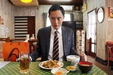Um homem almoça