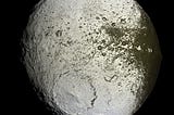 La luna più strana del sistema solare