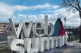 Web Summit надписи по всему Лиссабону во время проведения конференции