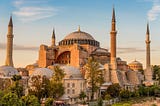 Ayasofya’nın tarihi, Bizans döneminden günümüze uzanıyor. İstanbul’un ikonik yapısı olan Hagia Sophia, İmparator Justinianus döneminde inşa edilmiş ve mimari bir şaheser olarak kabul edilir
