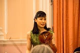 ヴァイオリン演奏をし終わった瞬間の筆者の写真