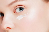 Компоненты крема для глаз, которые точно помогут уменьшить морщинки
