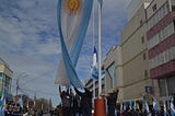 José Ruiz izando la bandera en San Martín y Av. Kirchner, Río Gallegos. 2018