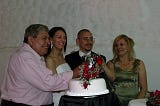 Mi padre, Pao, mi madre y yo brindando en nuestra boda.
