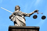 L’autista ubriaco, il dipendente comunale in mutande e il pedofilo: oziose riflessioni su giustizia…