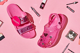 Maquillaje y calzado: Crocs x Benefit